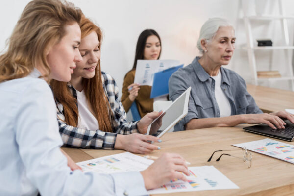 Personas de diferentes edades trabajando juntas creativamente.