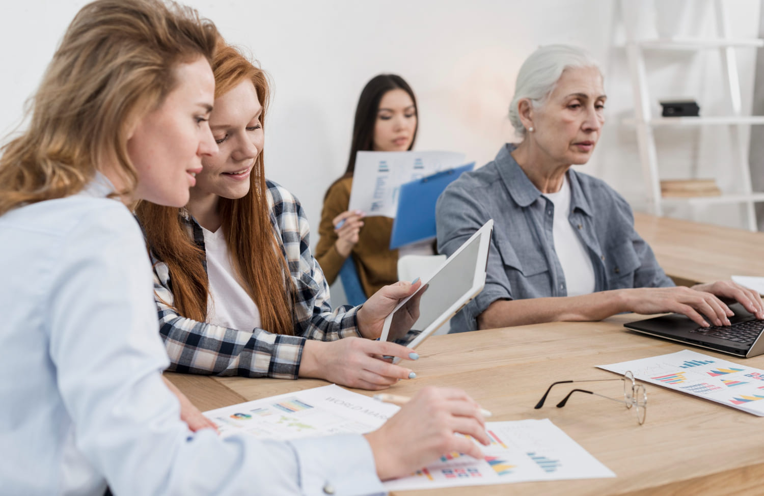 Personas de diferentes edades trabajando juntas creativamente.