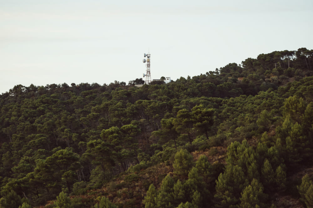 Torre de señal en montaña
