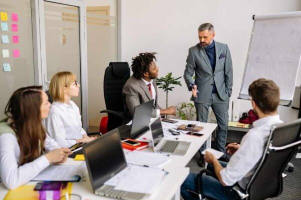 Equipo directivo ordenando prioridades empresariales en distintos sectores de negocio.