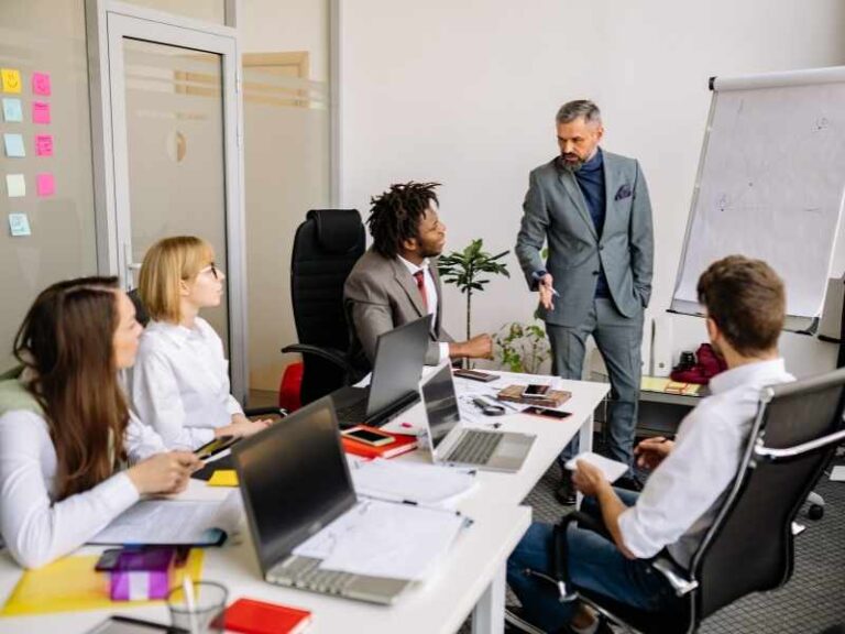 Equipo directivo ordenando prioridades empresariales en distintos sectores de negocio.