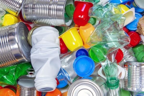 Envases reciclables separados para su recuperación y reciclaje