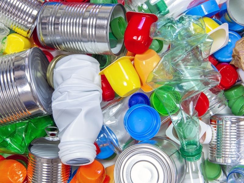 Envases reciclables separados para su recuperación y reciclaje