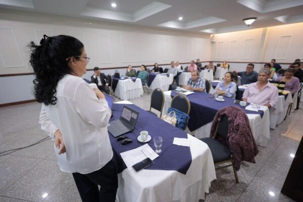 Capacitación sobre etiquetado sanitario y certificaciones alimentarias en Guatemala para empresas de alimentos y bebidas.